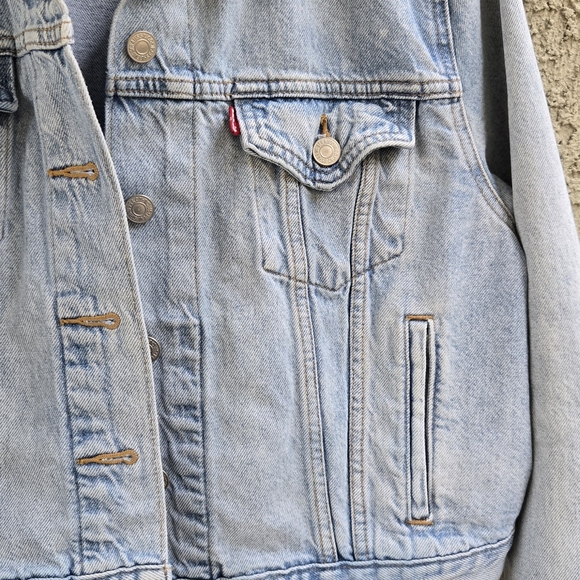 Levi's Light Wash Cropped Denim Jacket - Picture 4 of 8